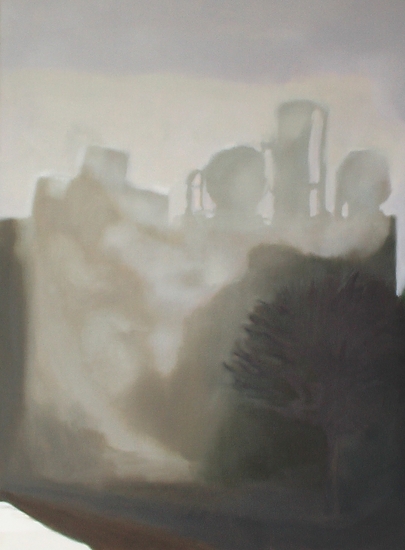 lichte fabriek, donkere bomen