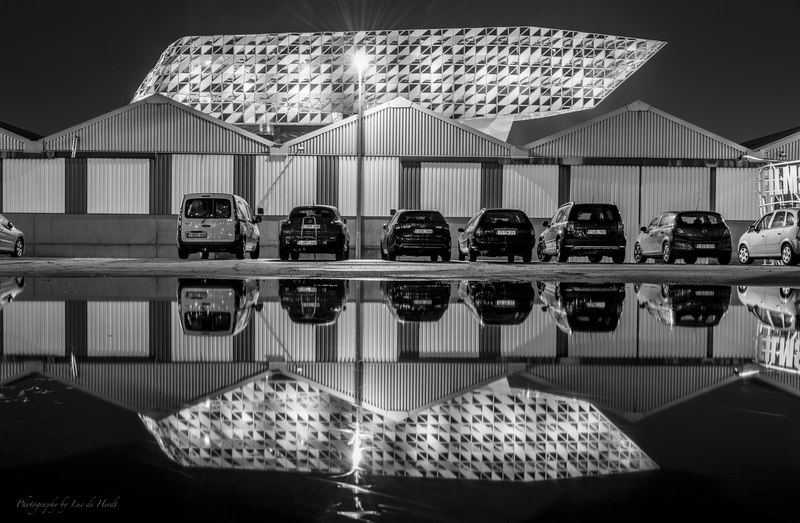 Reflecties op een parking
