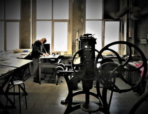 Gedrukt op een pers van 100 jaar oud, zijn deze etsen getuigen van een eeuwenoude, ambachtelijke kunsttechniek.