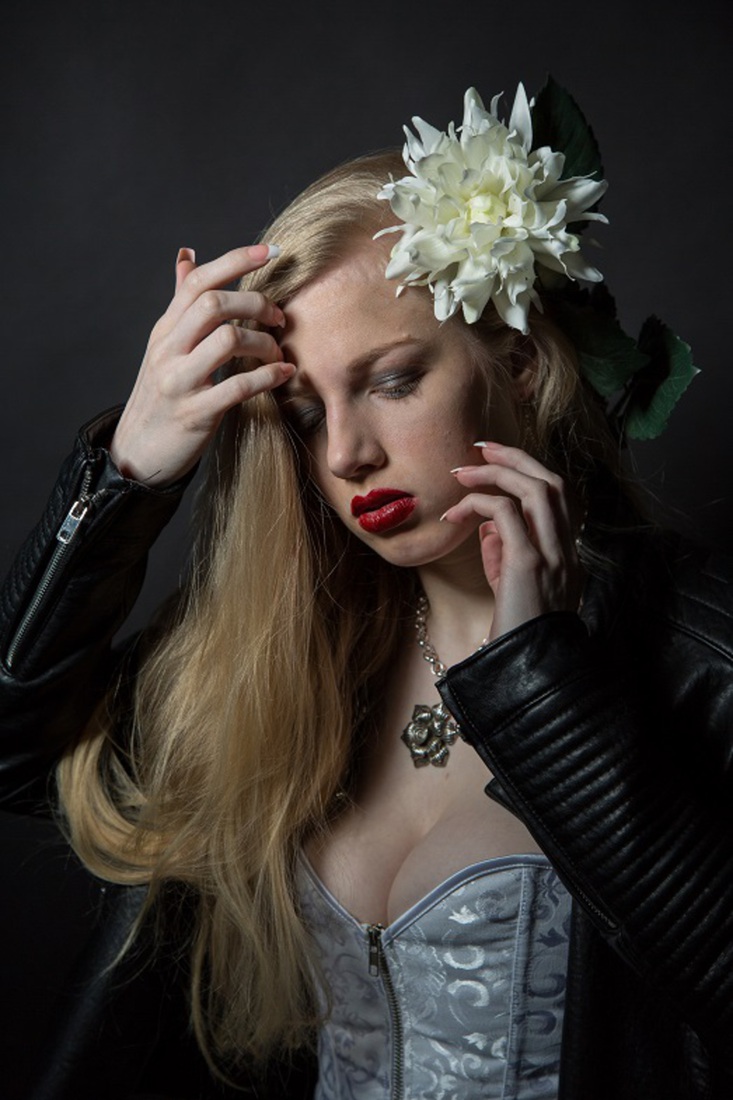 Meisje met grote bloem in haar