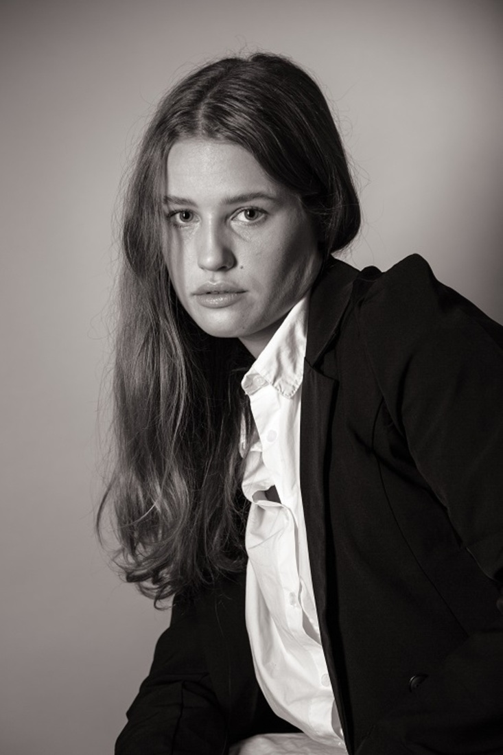 Model met haren opzij