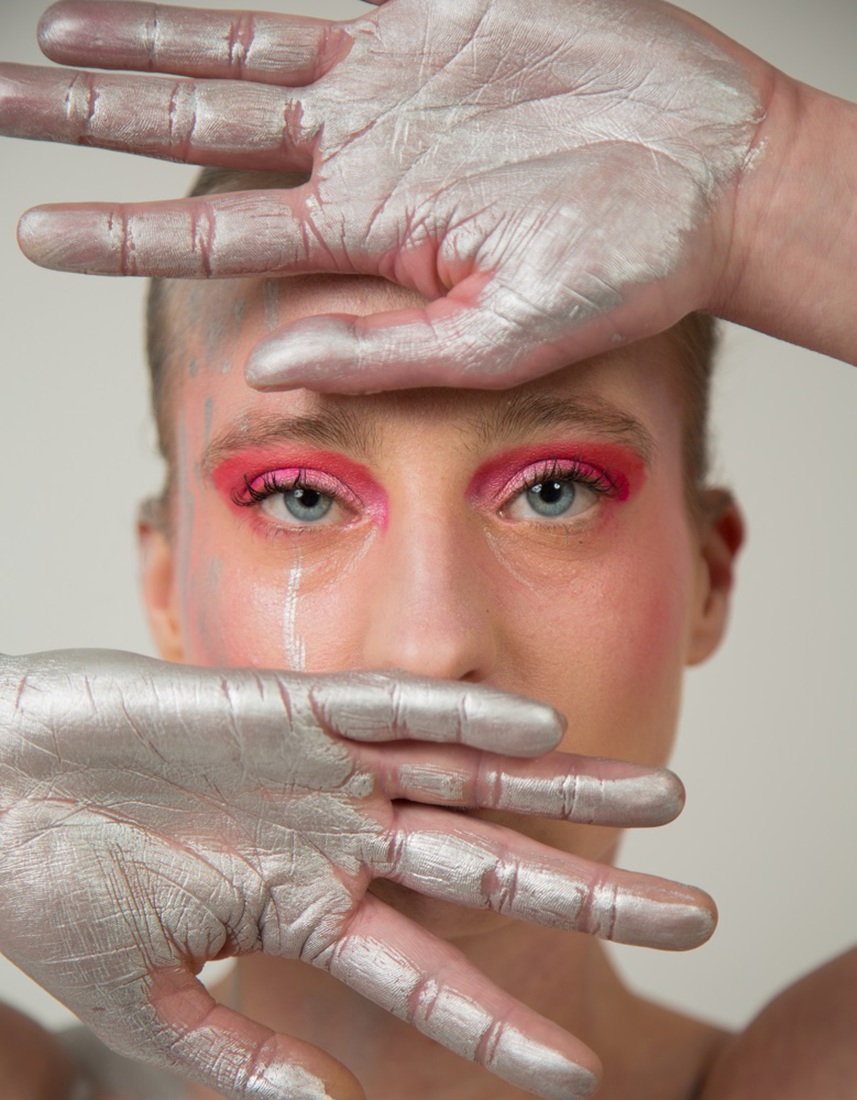 Model met zilveren handen.