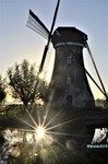 Terugvliegend vanuit Zuid-Afrika hoorde ik buitenlandse toeristen het Nederlandse landschap bewonderen. Ik merkte dat ik er trots op was. Het idee ontstond om de unieke Nederlandse inrichting te gaan vastleggen als 'door de ogen van de buitenlandse toerist'.