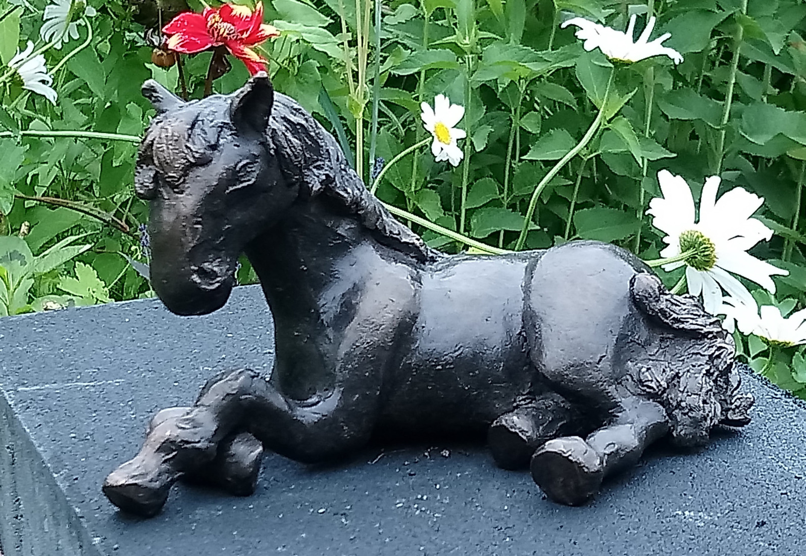 Bronzen liggend paard