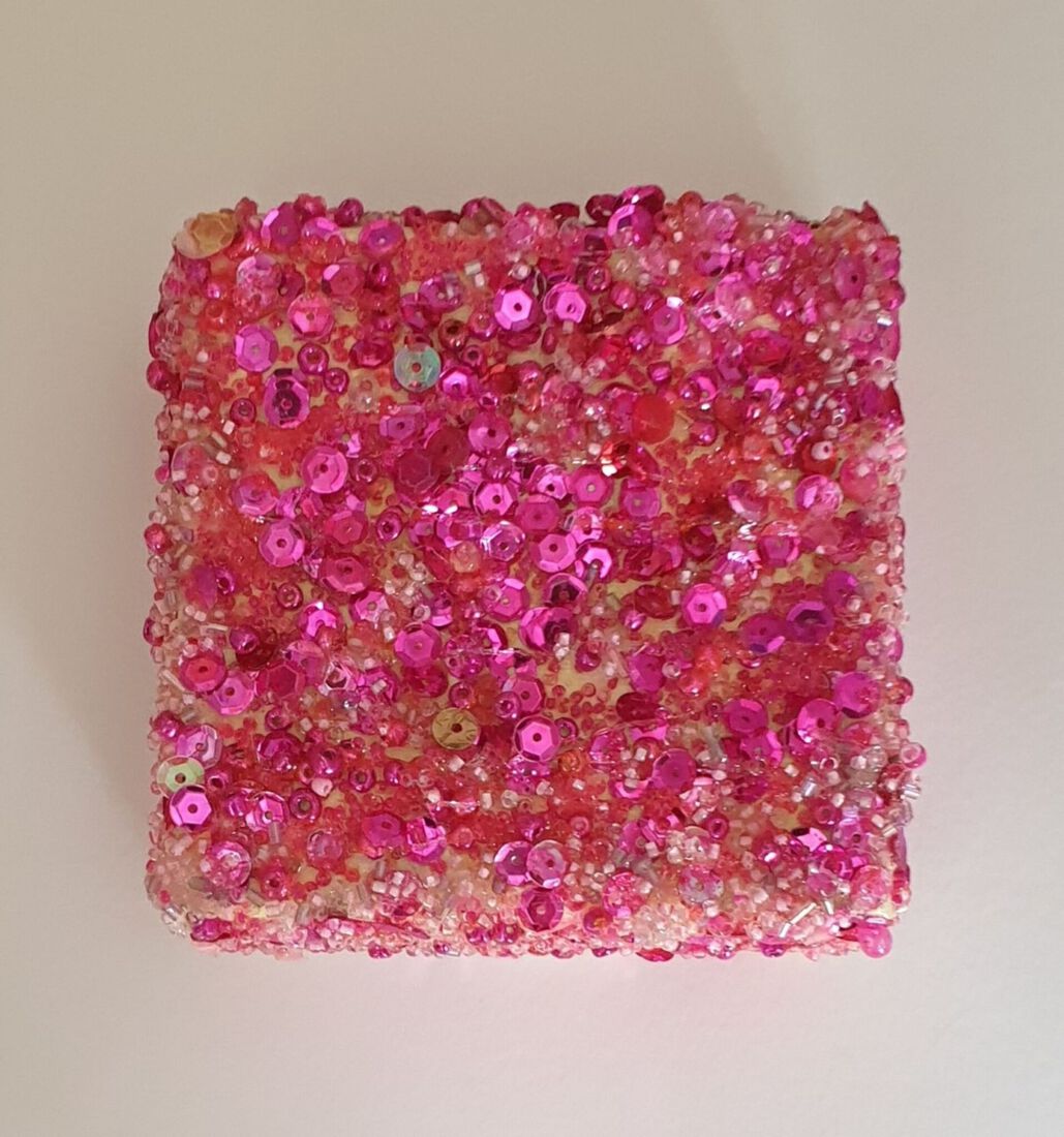 Roze wandsieraad