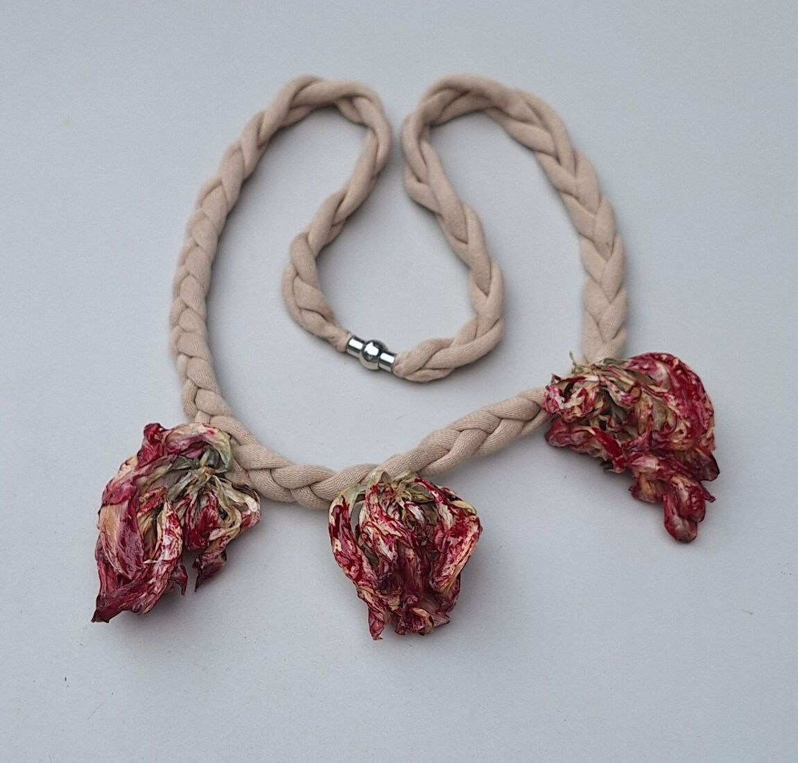Halssieraad met tulpen