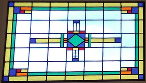 Glas-in-lood komt in alle mogelijke gedaantes voor, van klassieke patronen tot moderne uitingen. Ik vind het heerlijk om de vrijheid te hebben divers werk te maken en verschillende stijlen uit te proberen.
