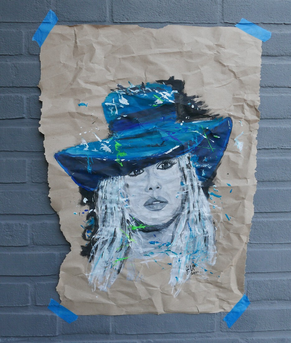 vrouw met blauwe hoed