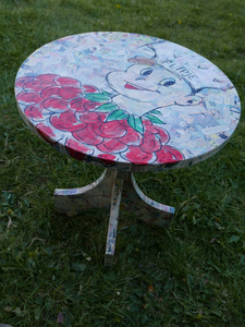 Meubels in een nieuw jasje (recycle). Zowel nieuwe meubels gemaakt van restmateriaal als bestaande oude meubels.