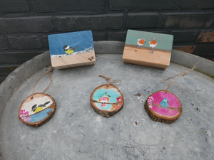 beschilderde houten voorwerpen om neer te zetten of op te hangen.
Voor en achterkant heeft een afbeelding.