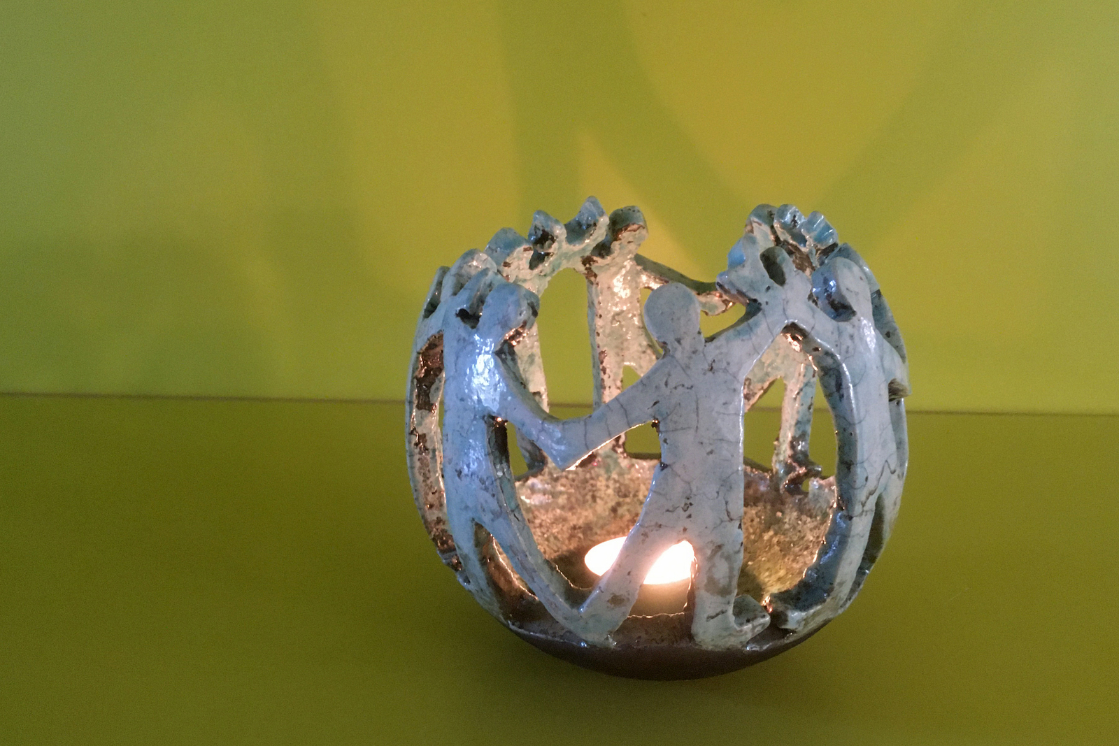 Dansende figuren rond het licht