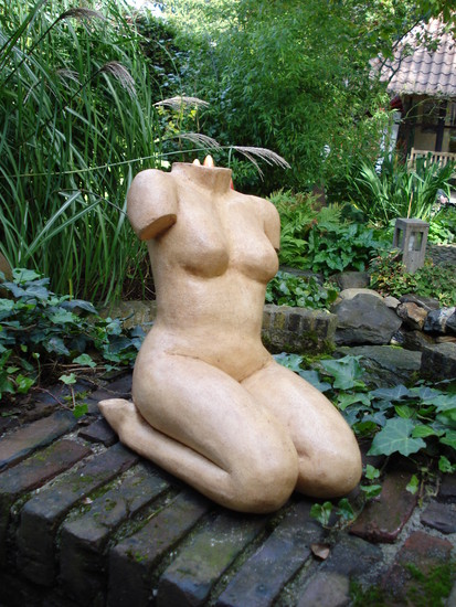 Zittend figuur