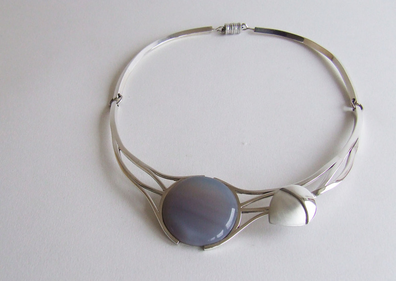 Zilveren halssieraad met ronde agaat