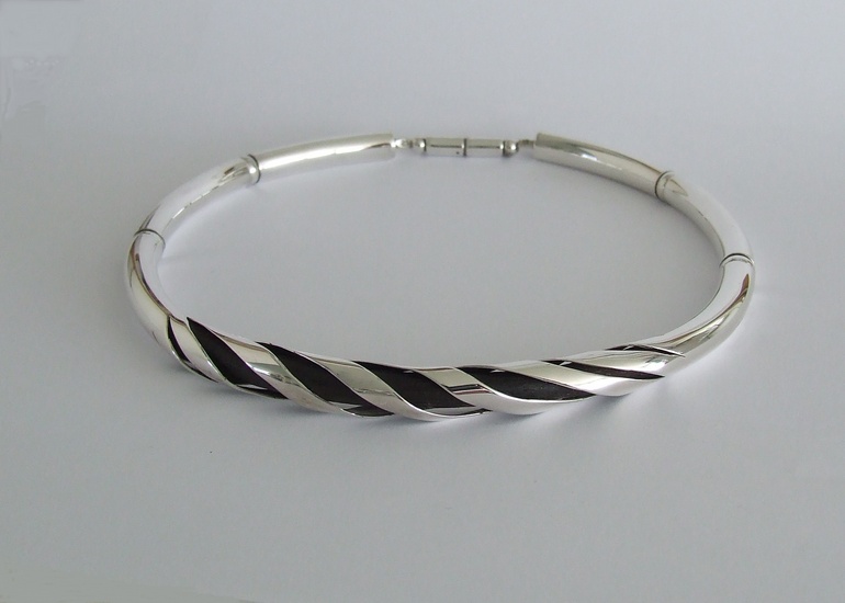 zilveren halssieraad: vier verbonden