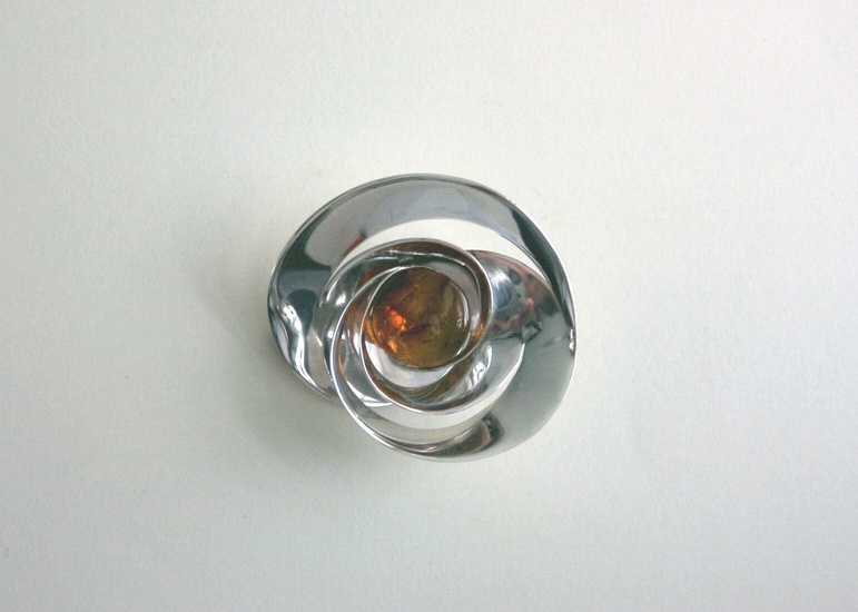 zilveren broche barnsteen