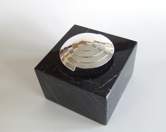 dubbele spiraal op sokkel