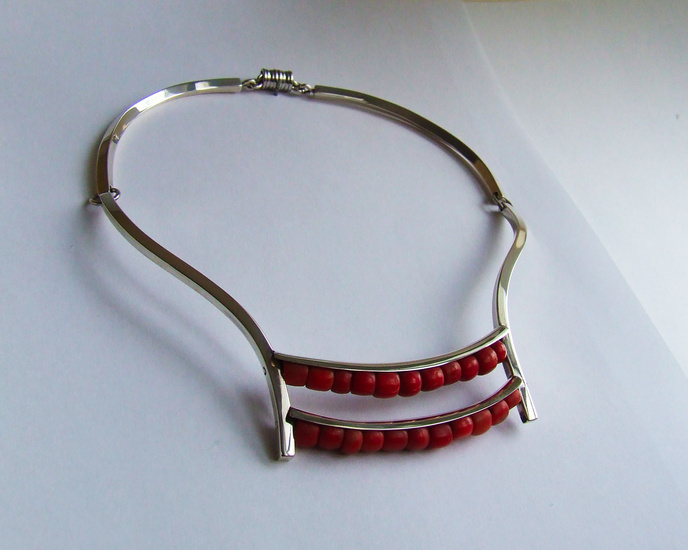 zilveren halssieraad bloedkoraal