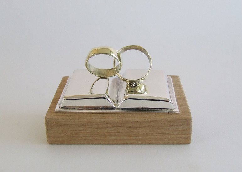 ringen op opengeslagen boek