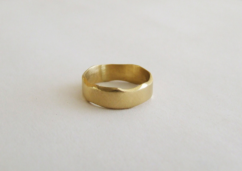 gouden ring 'afgescheurd'