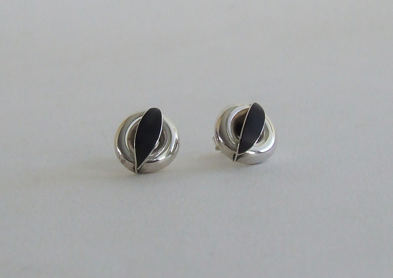 zilveren oorknopjes: rond en ebben