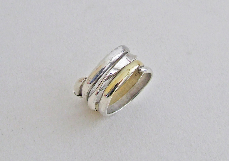 wikkelring van zilver en goud met as