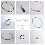 Sieraden gepresenteerd op de expositie: 'Bevrijd van de vaste zetting en het rijgsnoer kunnen de stenen en parels nu rollen op elke beweging'.