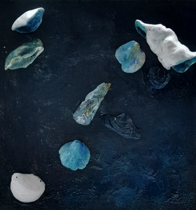 Vervaardigen van schelpen in keramiek, beschilderd en verwerkt op doek.