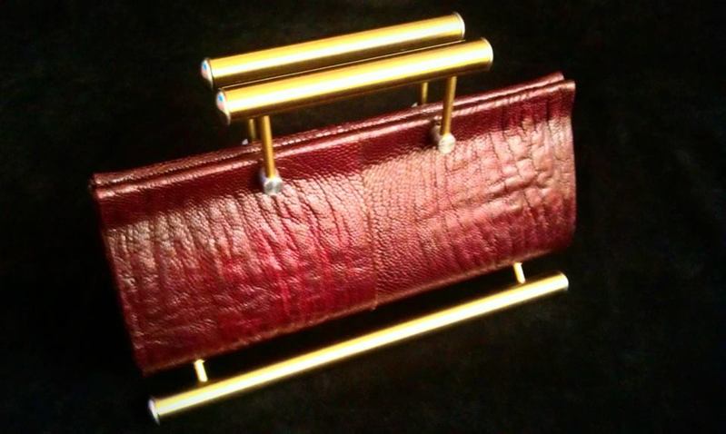 Handtas van struisvogelpootjesleer.