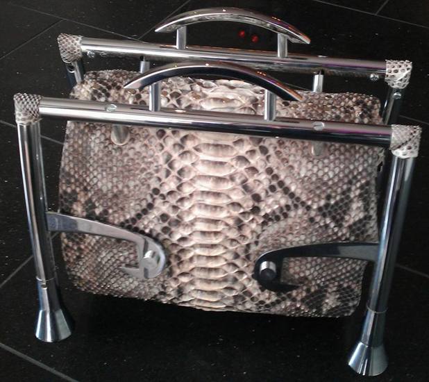 Handtas van beige pythonleer.