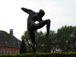 Sculpturen van Eddy Roos in de tuin van Borg Verhildersum in Leens (Gr.)