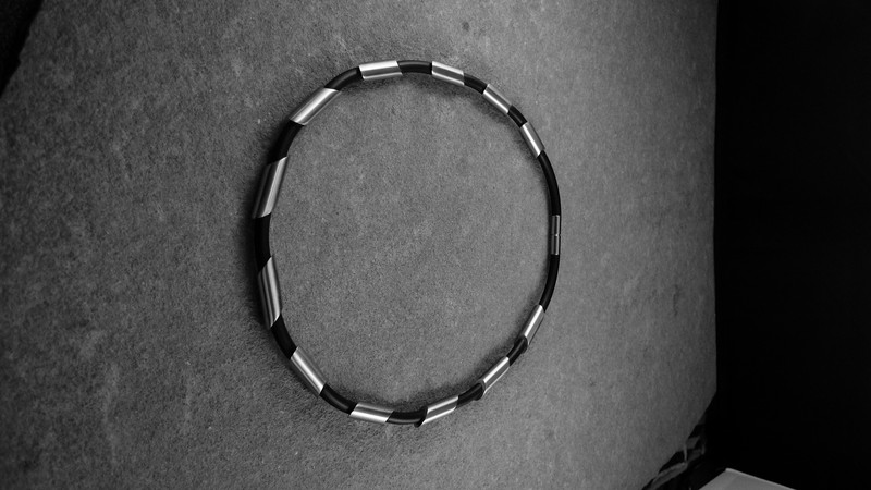 Halssieraad met schuine rvs-elementen