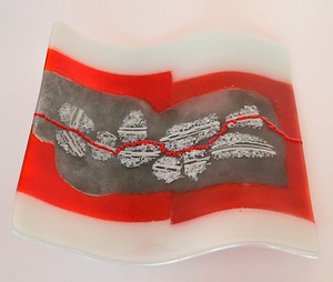 Hoe simplistisch het ook is, het begint allemaal met een schets. Ik haal mijn inspiratie uit de populaire Peruaanse kunst en haar tropische natuur. Haar overvloed aan vormen en kleuren worden omgezet in de vorm van mijn personages. Ambiguïteit en humor zijn ook onderdeel van mijn ontwerpen.