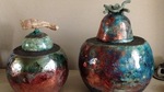 Verschillenden vasen die als urn gebruikt kunnen worden. Ook persoonlijk begeleiding bij maken van eigen urn.
