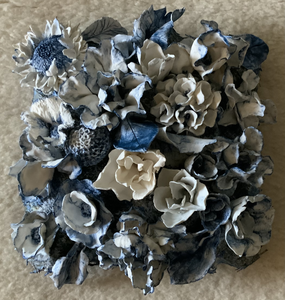 De afgelopen maanden heeft zich dit bijzondere project ontwikkeld.
3D arrangementen van bloemen in porselein.