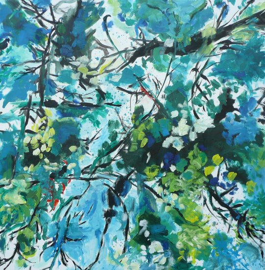 Uit de blauwe lucht valt een vuurbal een rode vogel