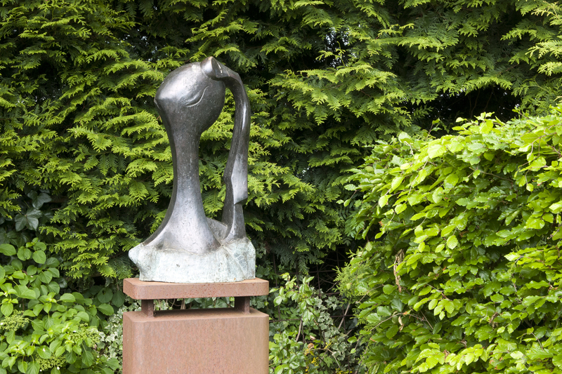 Dame met lange hals/staart?