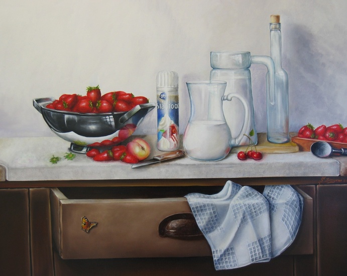 Stilleven met aardbeien en slagroom