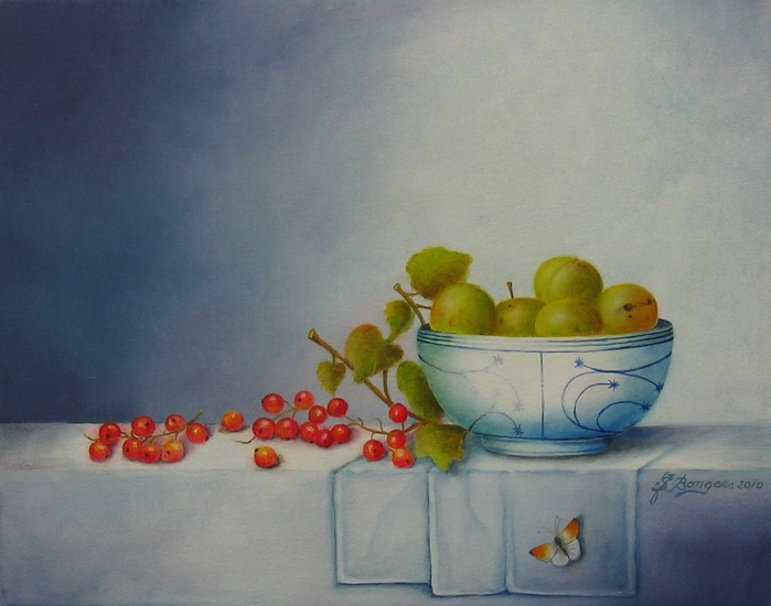 Stilleven met rode besjes en pruimen