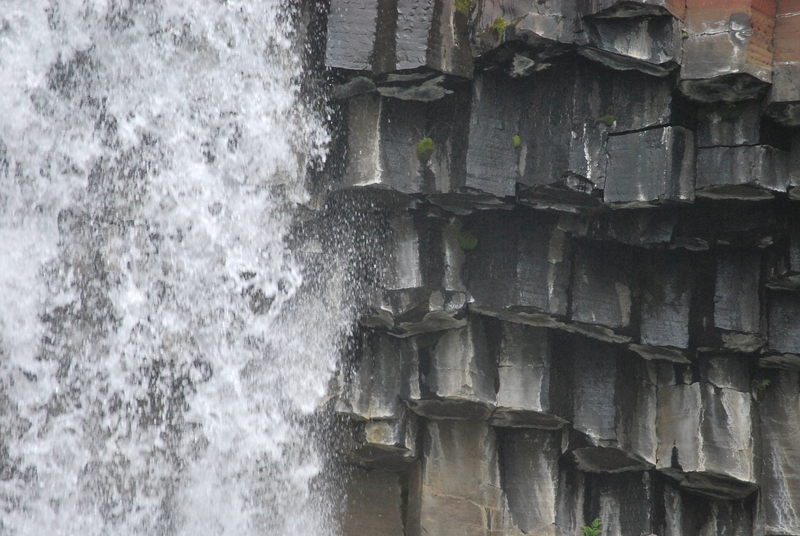 Waterval met basalt structuur