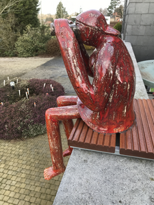 Dit beeld is geboetseerd in 2 delen en zodanig ontworpen dat er geen water kan blijven instaan.Het is ook 2 x gebakken ,de biscuitbak op 950° en de glazuurbak op 1250°.Het is winterhard en mag zo winter en zomer buiten blijven staan.