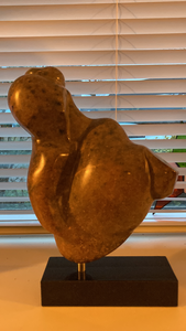 aardenwerk uit vroege periode en stenen beelden