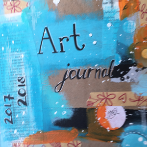 Artjournaling is een prachtige manier om op kleine schaal te werken, je emoties te verwerken, en om nieuwe technieken uit te proberen. Naast het schilderen op doek een enorme passie van me, en ik heb er zo veel van geleerd! Ik deel deze pagina's graag, ze zijn niet te koop, maar wel te bewonderen.
Wat wel mogelijk is; een kunstkaart! 