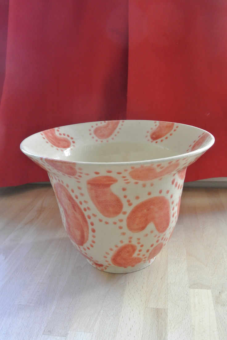 vaas met rode vormen en stippen