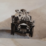 Over een tijd die voorbij is. De feitelijke wereld is een fictieve wereld geworden, een kostuumdrama, amusement. Zoals onze wereld dat over honderd jaar ook is geworden.