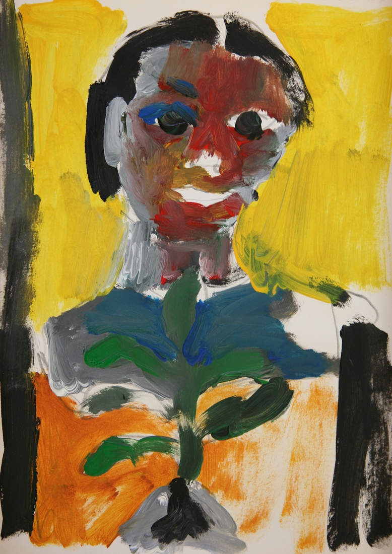 Vrouw bekijkt een plant