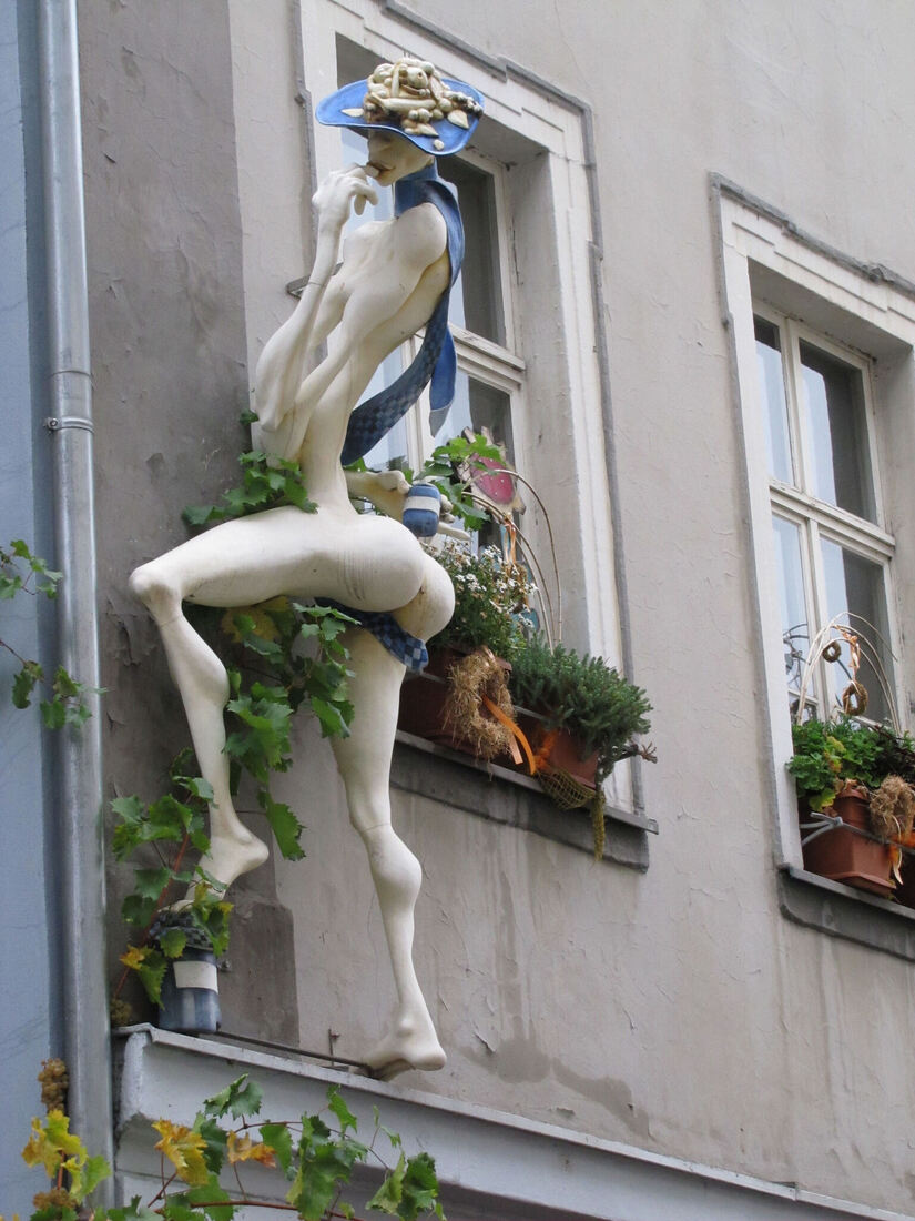 Lovely lady at the wall Thuringen Duitsland