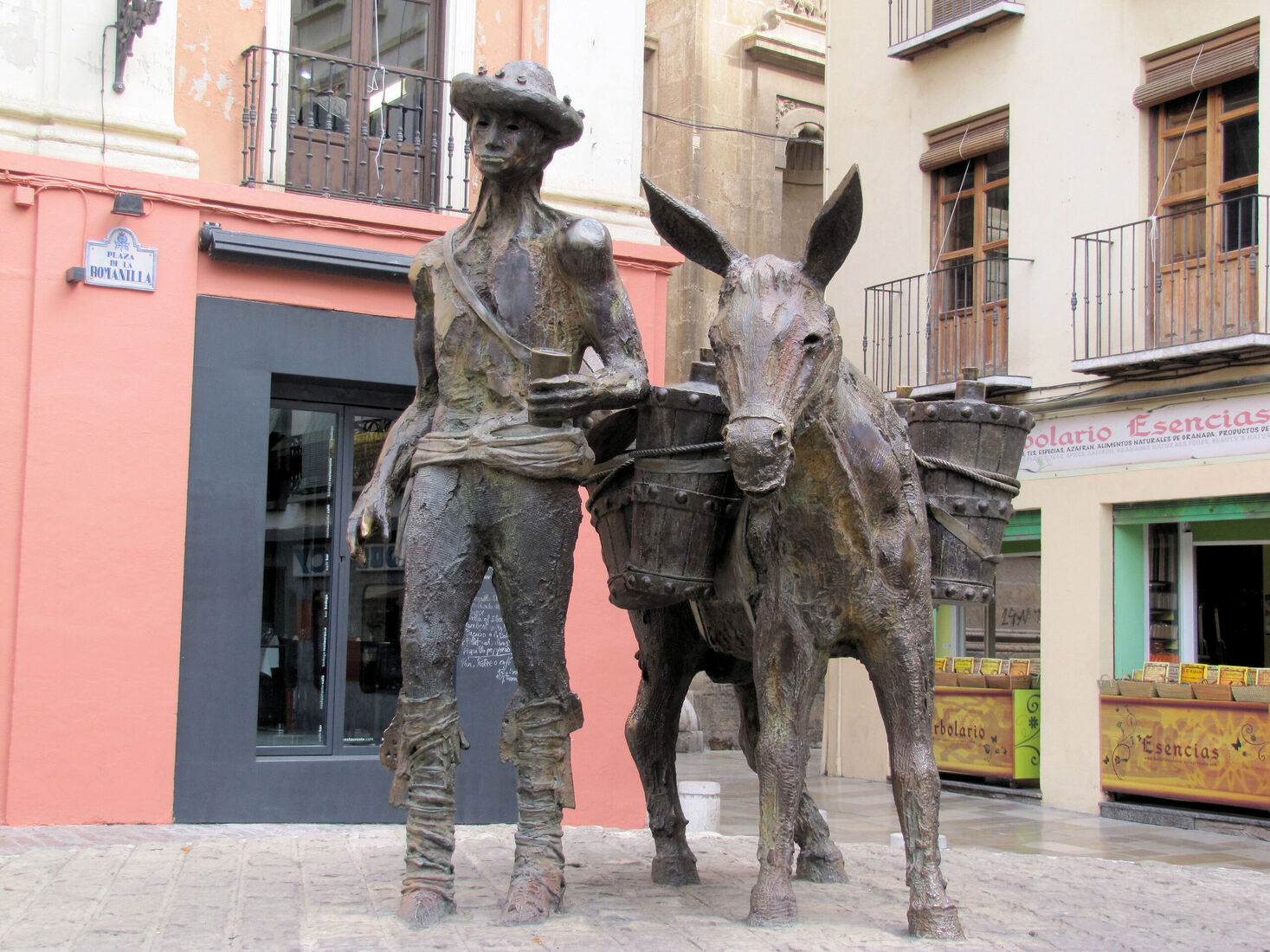 Standbeeld man (waterdrager) en ezel Plaza de Romanilla Granada Spanje