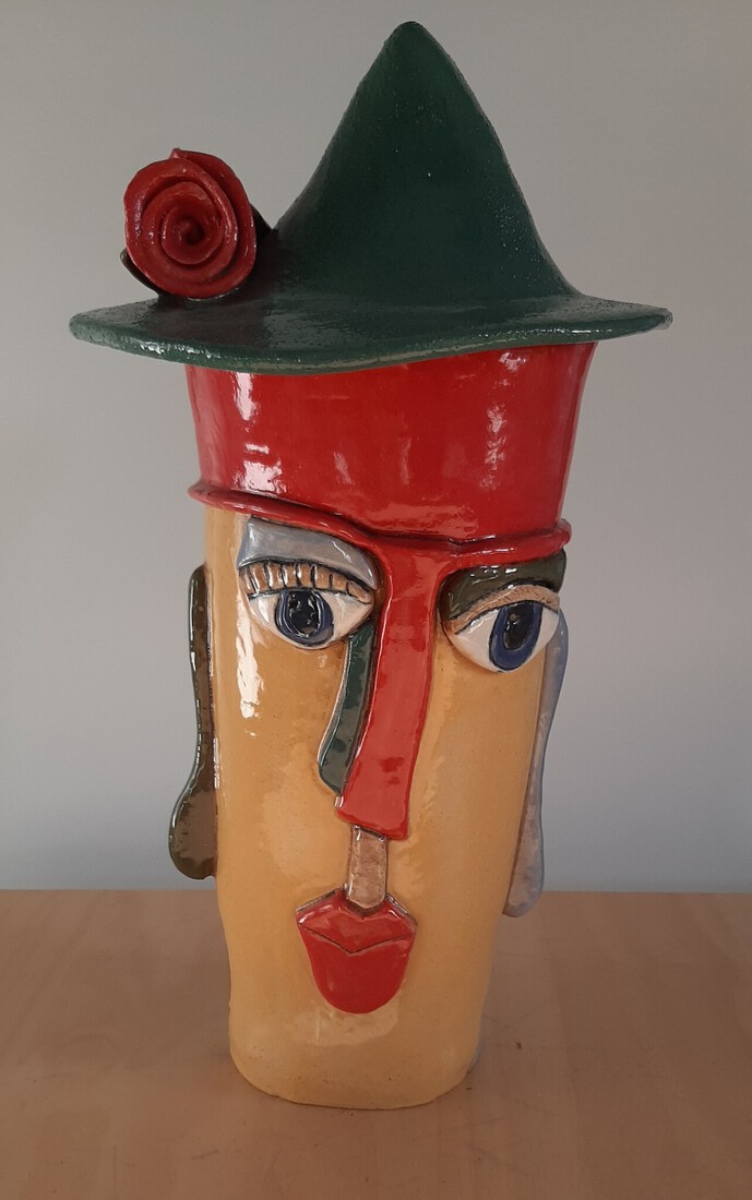 0522 Mannenhoofd met roos op de hoed