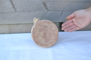 Zijn het urnen of toch niet?
Het zijn werkstukken die eventueel als urn gebruikt kunnen worden, met als doel dat een urn niet uit hoeft te zien als een urn. 