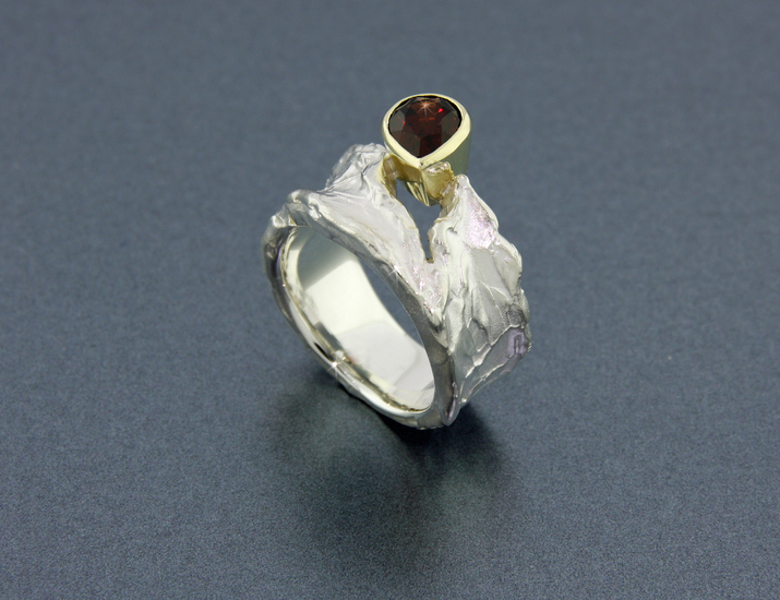 grillige ring met granaat